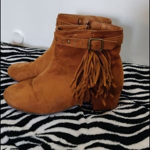 Girl's Fringe Boot with low heel